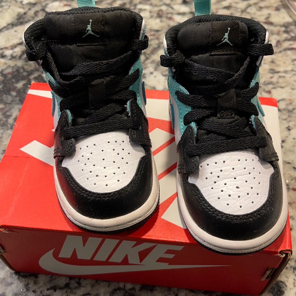 Toddler Jordan 1 mid size 6c